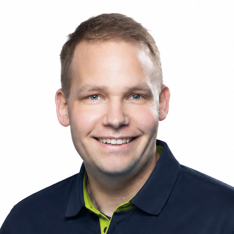 Simon Andres, Geschäftsführer von Andres Bewässerungsanlagen in Firmenkleidung mit Unternehmenslogo.